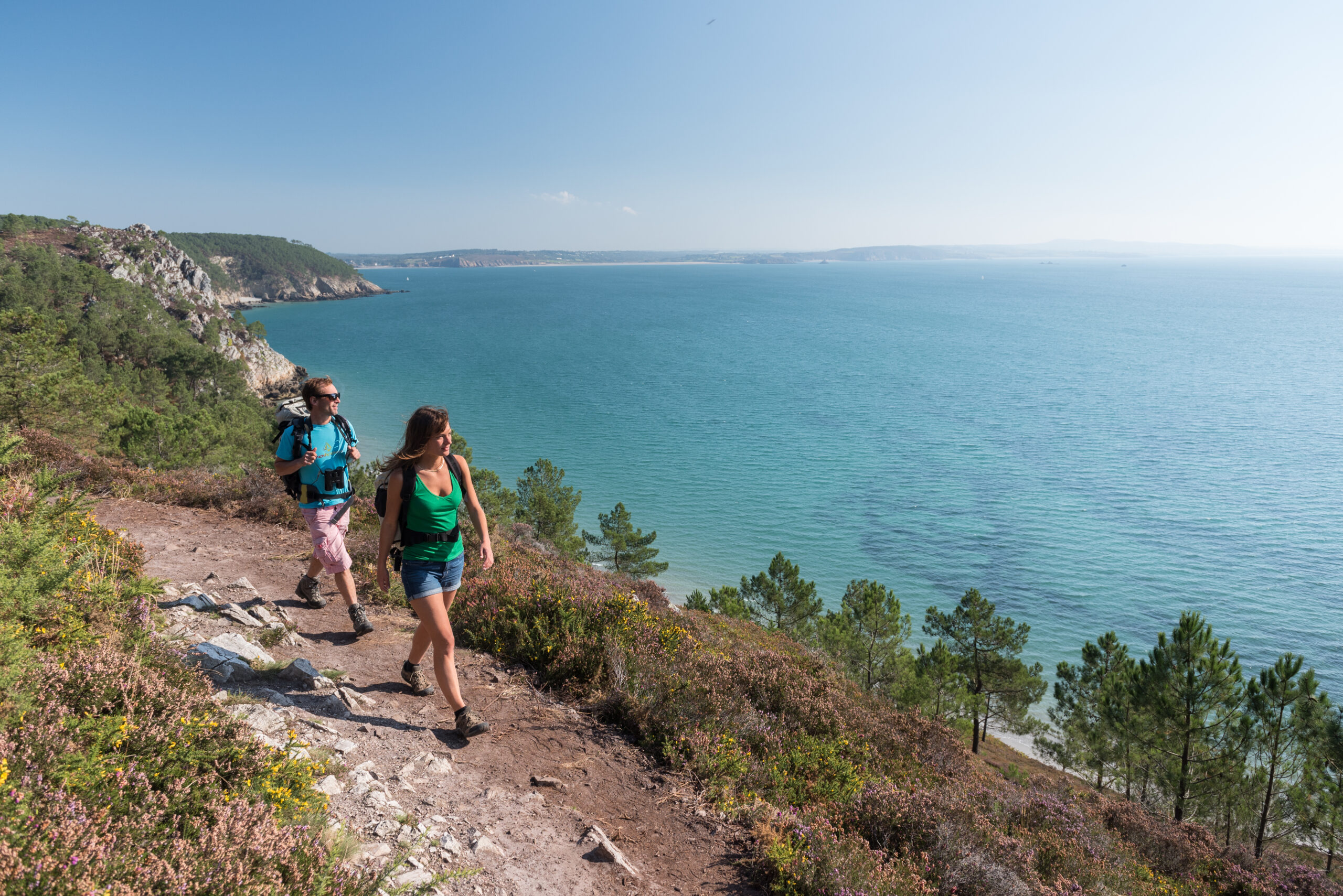 Ouest France publie un guide de 40 randonnées sur les GR® et sentiers de Bretagne